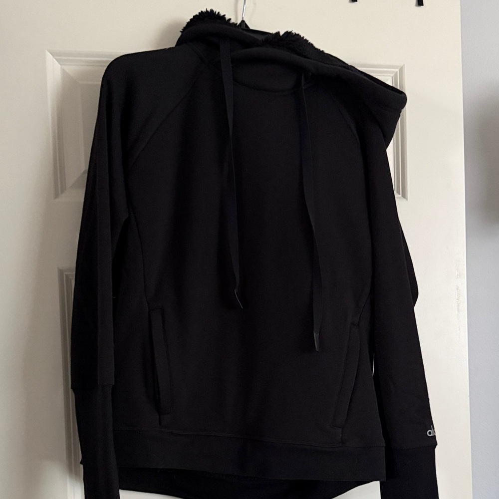ALO Yoga Men's Black Crewneck Sweatshirt with Sherpa-Lined Hood